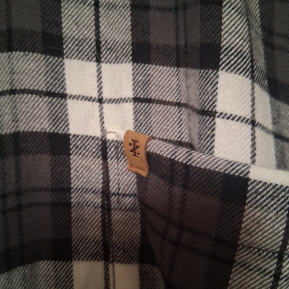 IZOD Mens Gray & White Plaid Long Sleeve Button-Down Flannel Shirt Size Large - Picture 4 of 14
